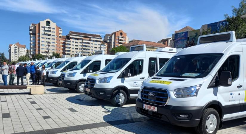 Hargita megye: átadták az elektromos iskolabuszok utolsó szállítmányát is