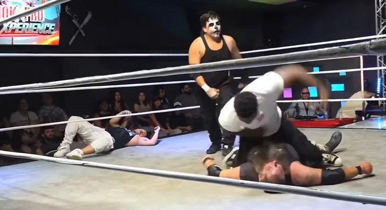 Nyers brutalitás a ringben: a híres ketrecharcos fia eszméletlenre vert egy pankrátort