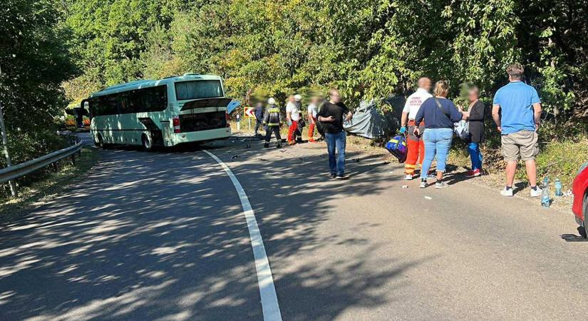 Álcázott BMW ütközött busszal a Mátrában, sokan megsérültek