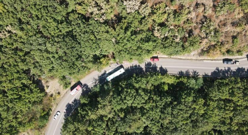 Fotók érkeztek a mátrai buszbalesetről: kilencen kórházban, útzár a 24-esen