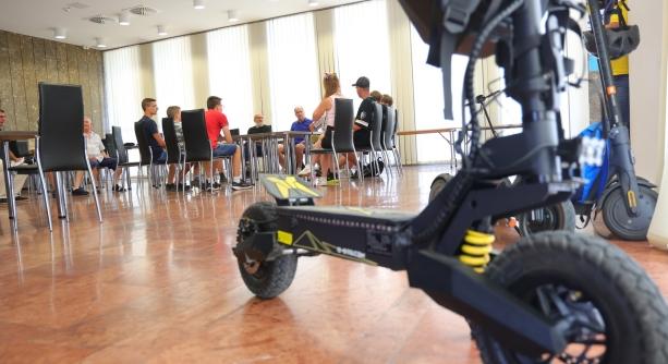 Fő a biztonság: kerekasztal-beszélgetést szerveztek az elektromos rollerezésről