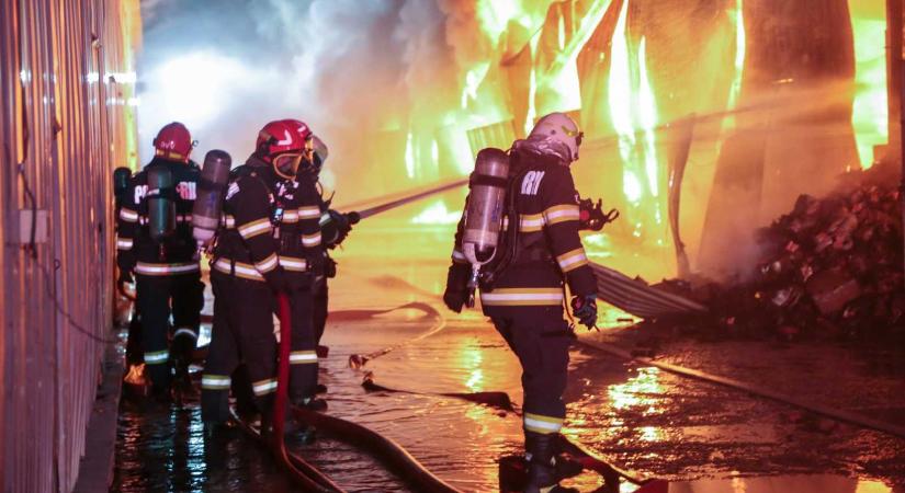Súlyos légszennyezés: 3800 négyzetméteres, játékokkal teli raktár égett le