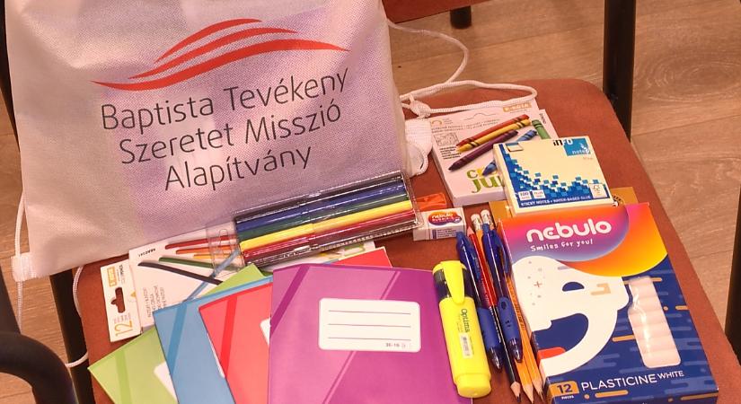 Nehéz sorsú gyermekeknek adományoztak tanszereket Debrecenben