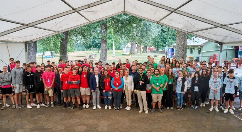Gólyák szálltak a dombrádi bulifészekbe! Ott voltunk! (fotókkal)