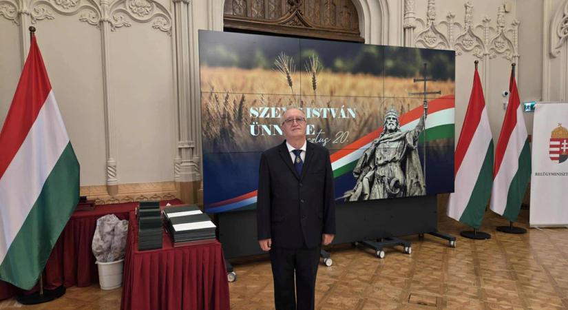 „A tanárság számomra nem kötelesség, hanem életforma” – Magyar Ezüst Érdemkeresztet kapott a szegedi piarista tanár