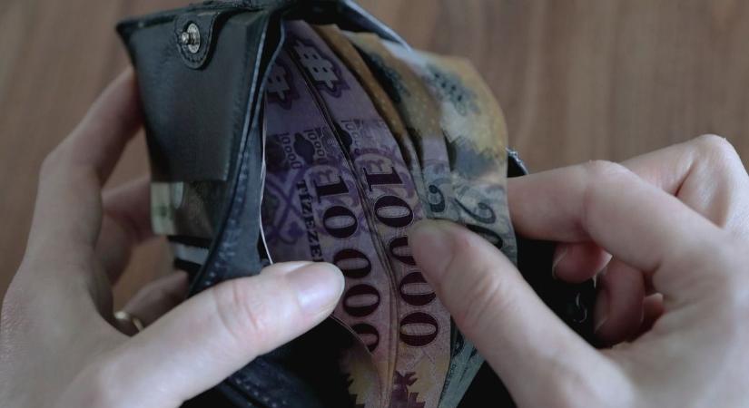 Kiszámoltuk, mennyivel csökkenne a hajú-bihariak fizetése a Tisza-csomaggal