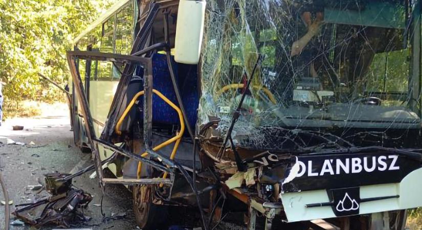 Frontálisan karambolozott egy autó és egy Gyöngyösre tartó Volánbusz, gyerek is van a 8 sérült között