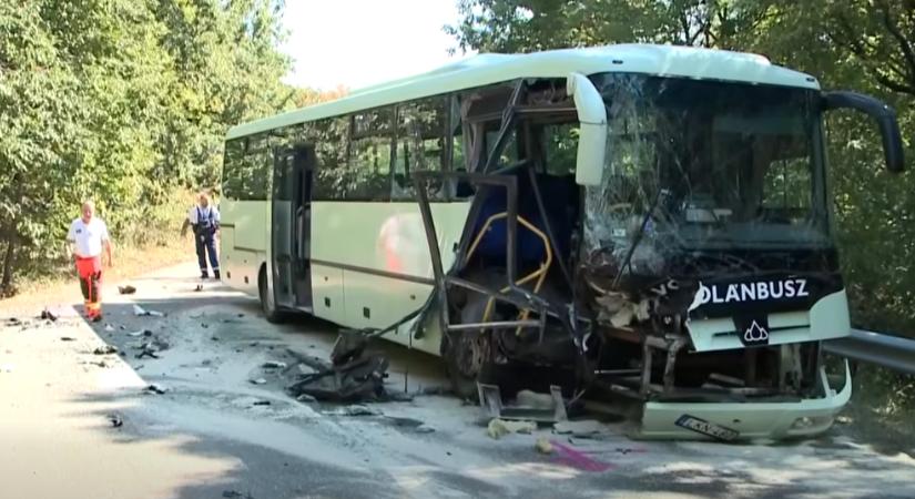 Videón az álcázott BMW-vel ütközött Volánbusz, többen kiesetek belőle