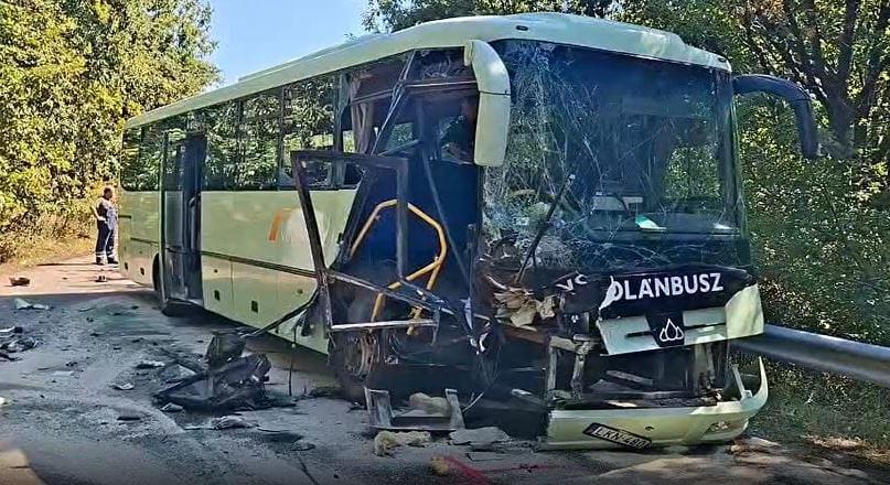 Álcázott debreceni BMW ütközött egy busszal a Mátrában – többen megsérültek