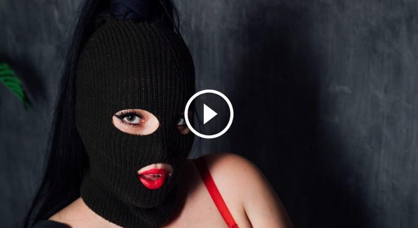 Tiah levette a maszkot: ezt az arcot rejtegette eddig a népszerű magyar rapper – videó