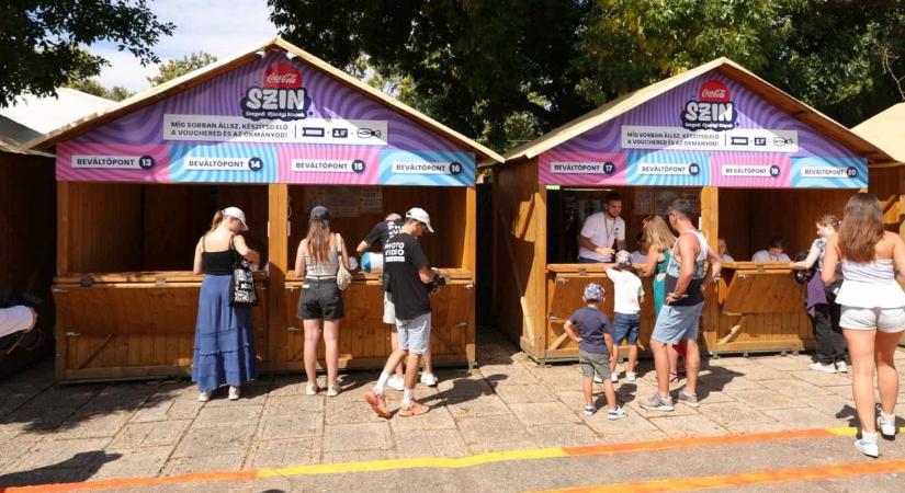 Megnyitotta kapuit a Coca-Cola SZIN, meglepetés várt az első belépőkre – galériával, videóval