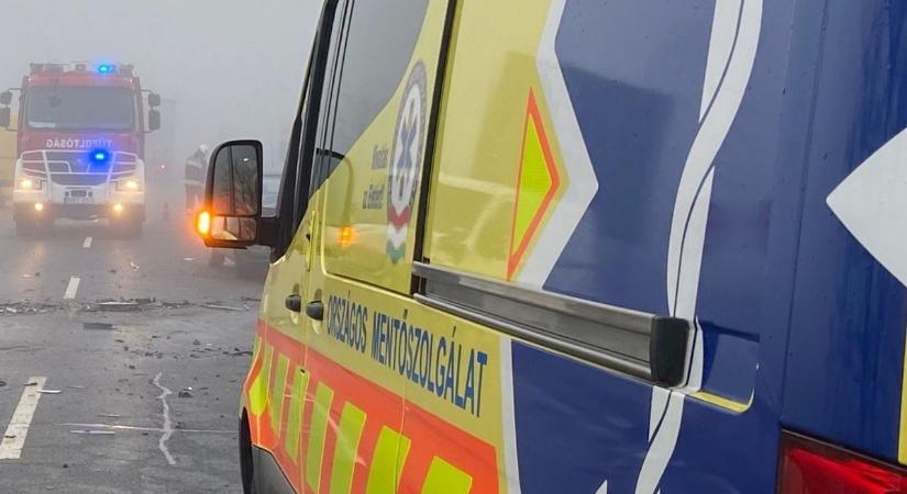 Hármas karambol Tiszaújvárostól nem messze, teljesen lezárták a főutat!