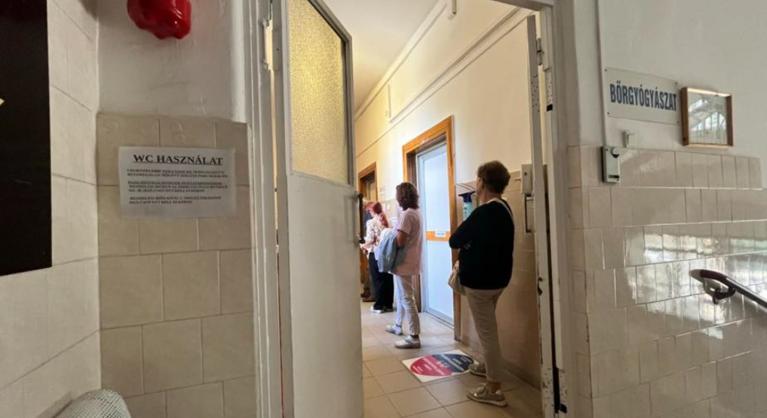 Nem működik a mosdó a székesfehérvári kórház bőrgyógyászatán, nyilvános WC-hez irányítják a betegeket