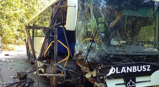 Frontálisan karambolozott egy busz és egy álcázott BMW a Mátrában, nyolcan megsérültek, köztük egy gyerek
