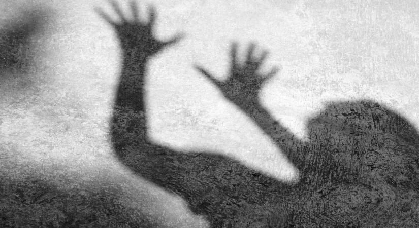 „Levágom a fejeteket!” – szamurájkarddal hadonászott a feldühödött férfi