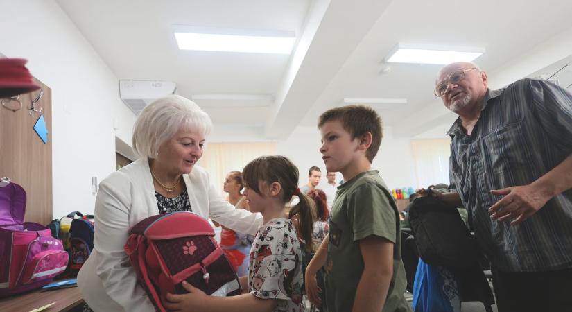 Iskolatáskákkal lepték meg a gyermekjólétit (fotókkal)