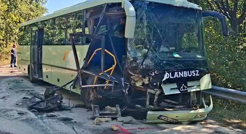 Debreceni BMW tesztautó ütközött busszal a Mátrában – több sérültet kórházba vittek