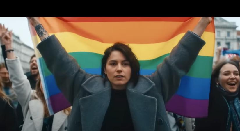 A magyar Erste kérésére kiveszik a reklámból a Budapest Pride-ról szóló részeket