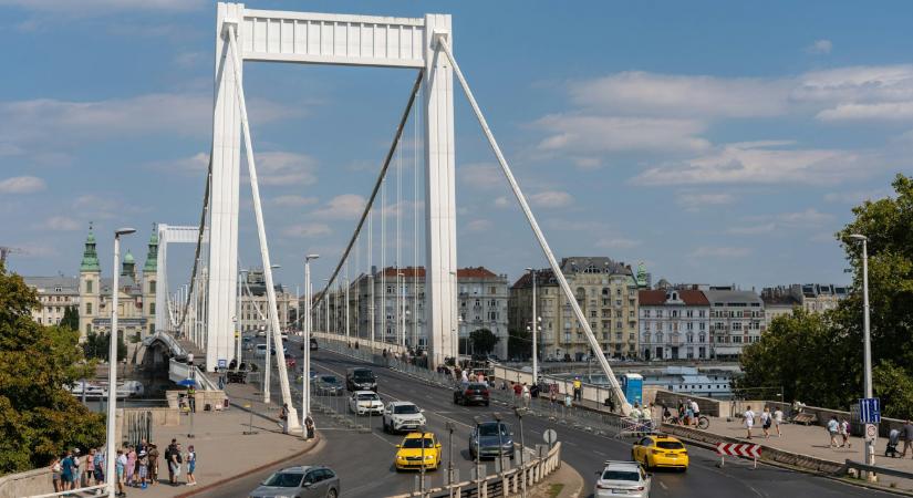 Ketten is videóra vették az Erzsébet hídi autós kaszkadőrt