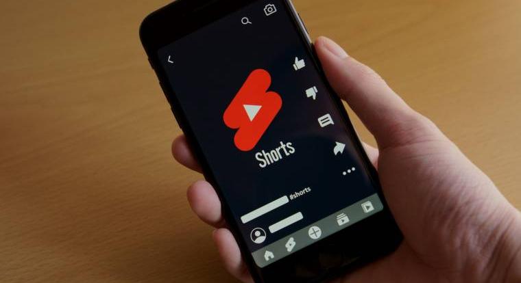 Kiderült, a YouTube tényleg kéretlenül és engedély nélkül kezdte AI-jal „szépíteni” az alkotók shortjait