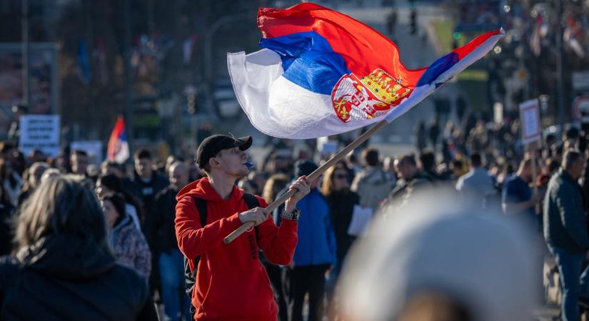 Tiltakozó egyetemisták és civilek állították meg a tömegoszlató rendőröket Újvidéken