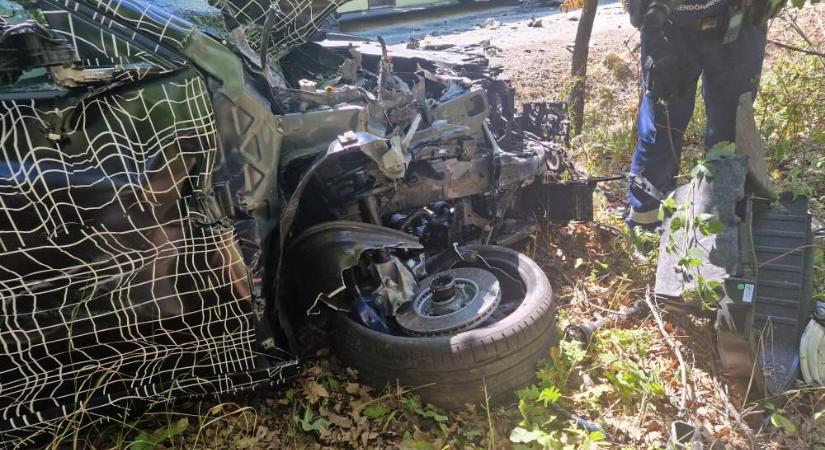Frontálisan karambolozott egy busz és egy BMW-tesztautó