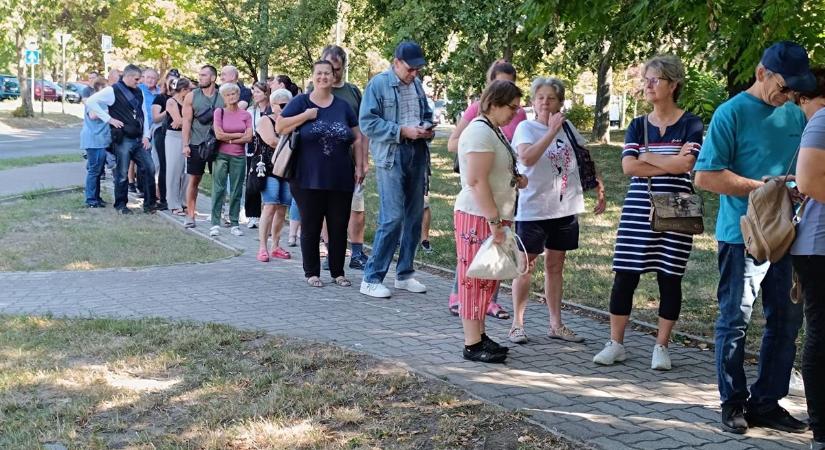 Százforintos kincsekért is sorba álltak a városban – így zajlott a könyvvásár