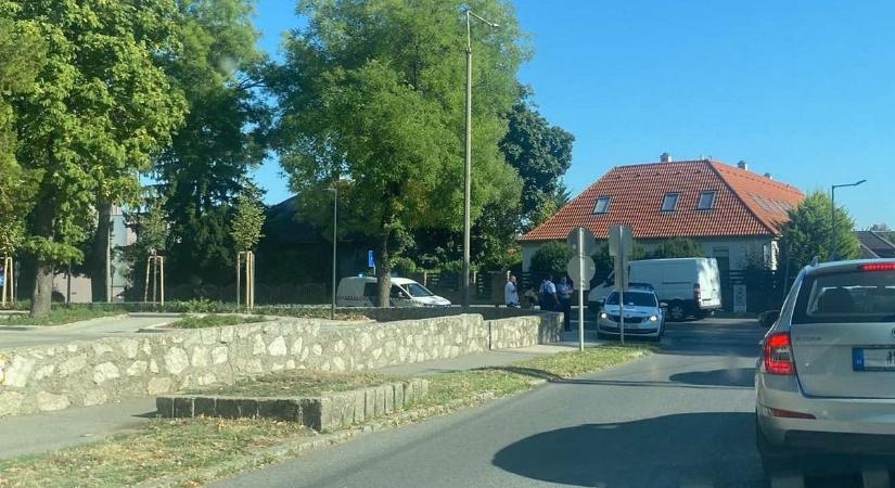 Nagy a baj: elgázoltak egy biciklist Pécsen, súlyosan megsérült