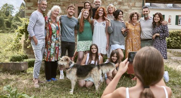 „Az anyósom már az esküvő másnapján mosolyogva csengetett, hívatlanul” – így találd meg a középutat a párod családjával
