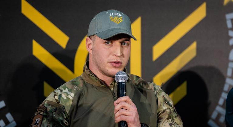 Távozhat a Honvédelmi Minisztérium toborzásának kampányarca, mert nem ért egyet a vezetéssel