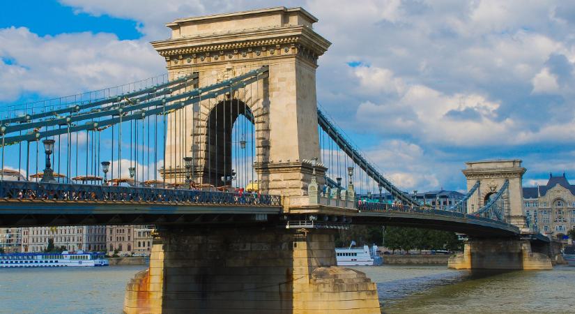 Sokkoló: így nézett ki a lebombázott Lánchíd Budapesten