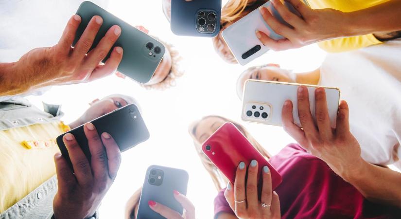 Sokkolja az idősebbeket a Z generáció új telefonálási szokása