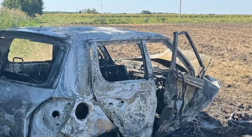 Lángba borult egy autó – a sofőr nem élte túl! Megrázó képek érkeztek a halálos baleset helyszínéről