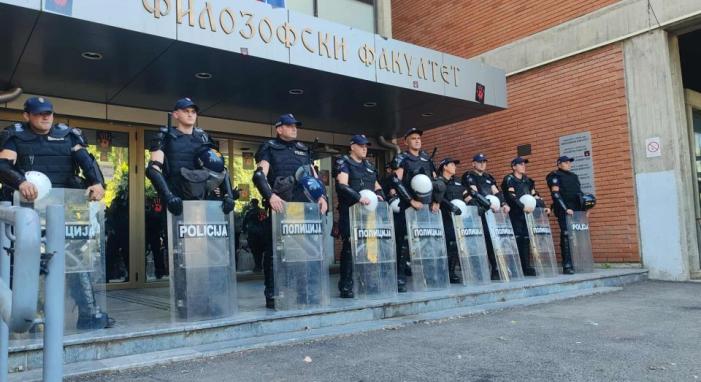 Továbbra is tüntetnek a Bölcsészkar előtt, a hallgatók a dékán válaszára várnak
