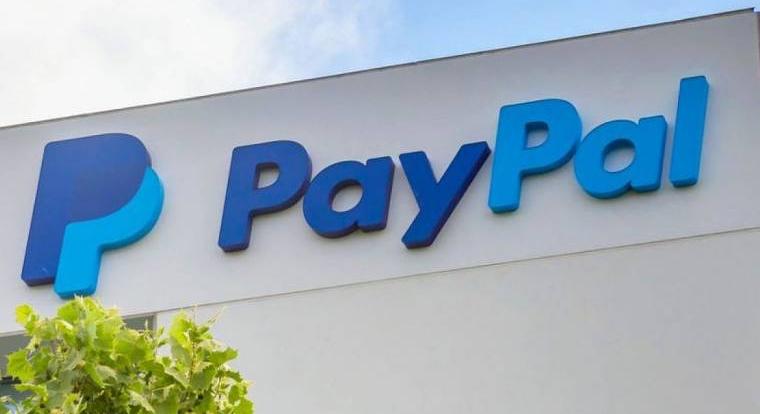 A PayPal 37 millió forintnyi fontját fagyasztotta be egy szexuális tartalmú játék fejlesztőjének
