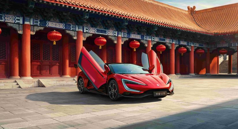A BYD 3000 lóerős villanyautója rekordot döntött, 471 km/h-val száguldott