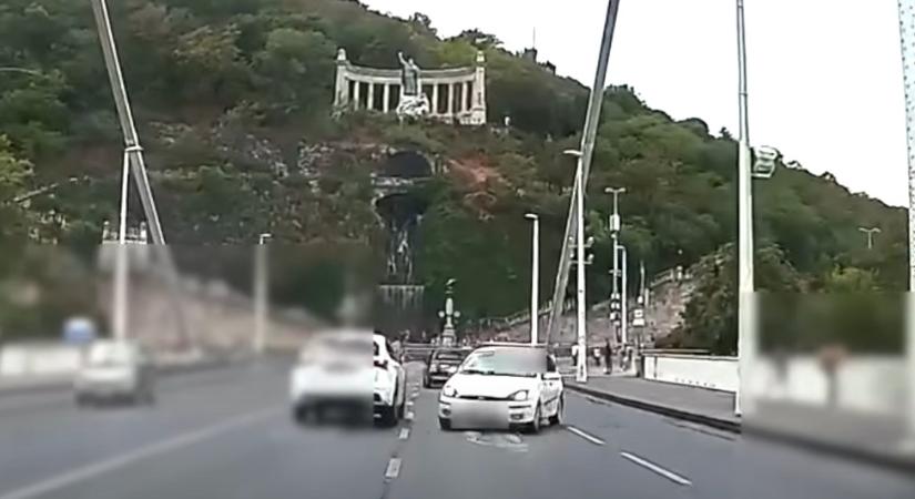 Pestre tartott egy Ford Focus az Erzsébet hídon, három sávval odébb, a Budára vezető oldalon kötött ki