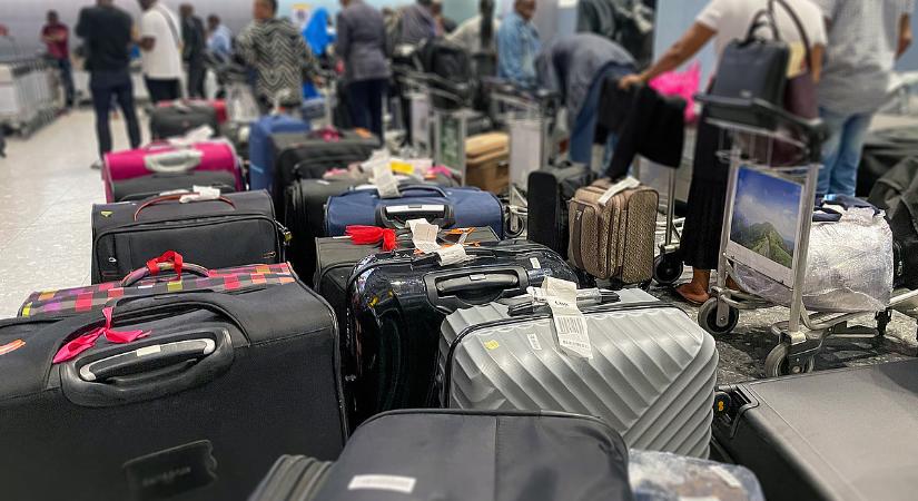 Sokkoló adat: másfélszer annyi utasnak kellett dekkolnia a reptereken, mint tavaly