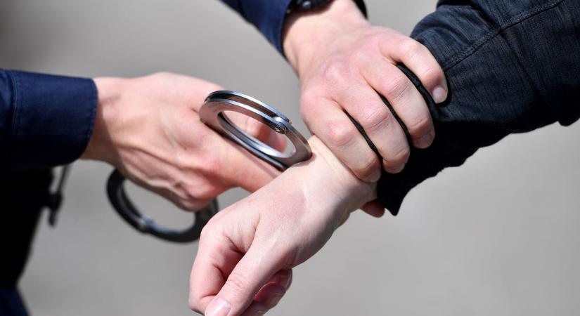 Elítélték a fiatalt, aki bombafenyegetést küldött gyorséttermeknek azért, mert azok visszautasították a jelentkezését