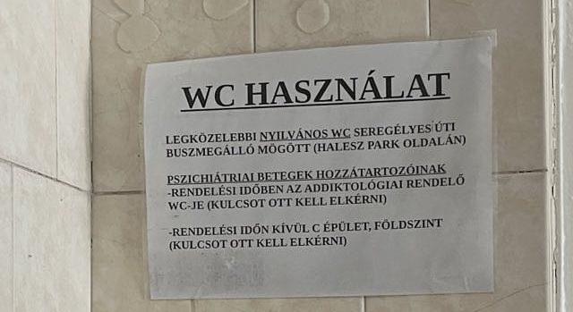 A betegek buszmegálló mögötti nyilvános vécét használhatják
