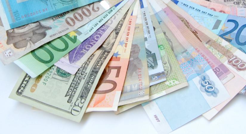Beleszerettek a magyarok, de a kormány hallani sem akar róla – Itt lenne az idő lecserélni euróra a forintot?