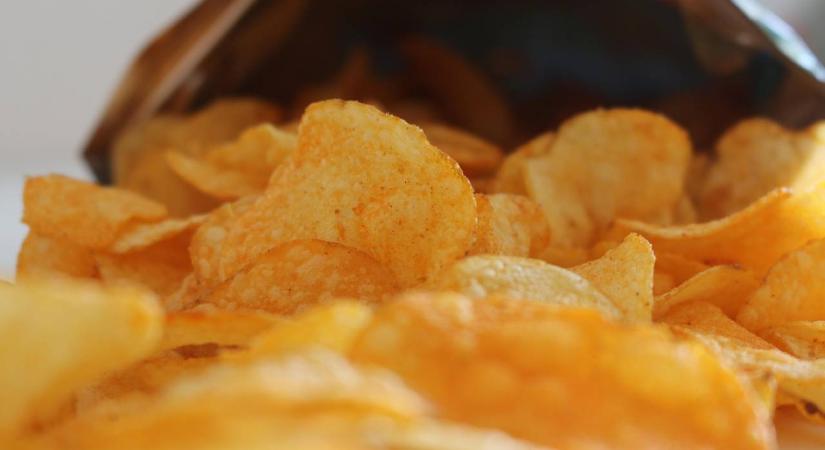 Etikettszakértő: mielőtt elfogyasztanánk egy zacskó chipset, be kell tartanunk ezt a fontos etikett-szabályt