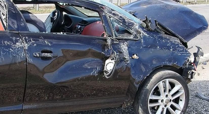 A tetejére borulva az árokba csapódott egy autó az M4-esen – a sofőrt súlyos sérülésekkel szállították kórházba