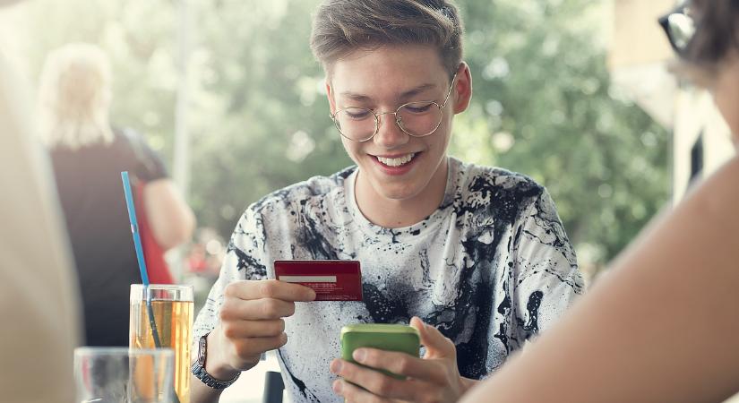 Ön rábízná a gyerekére a bankkártyát?