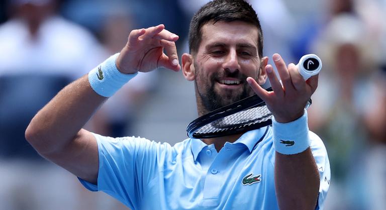 Novak Djokovics nehezen lendült játékba, Carlos Alcaraz hengerelt