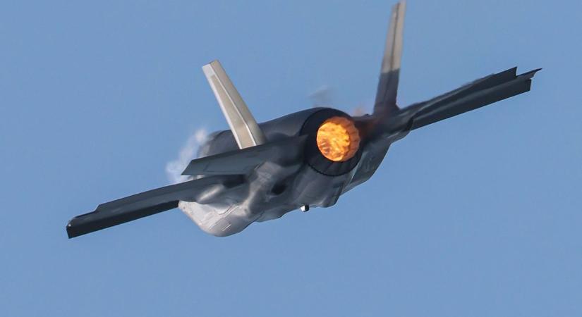 Kiderült a súlyos igazság: ezért zuhant le a 200 millió dolláros amerikai vadászgép, előre szóltak, hogy baj lehet - videón az F-35-ös utolsó másodpercei