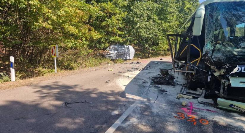 Törmelékek mindenhol: szinte az összes utas megsérült a mátrai buszbalesetben  helyszíni videó
