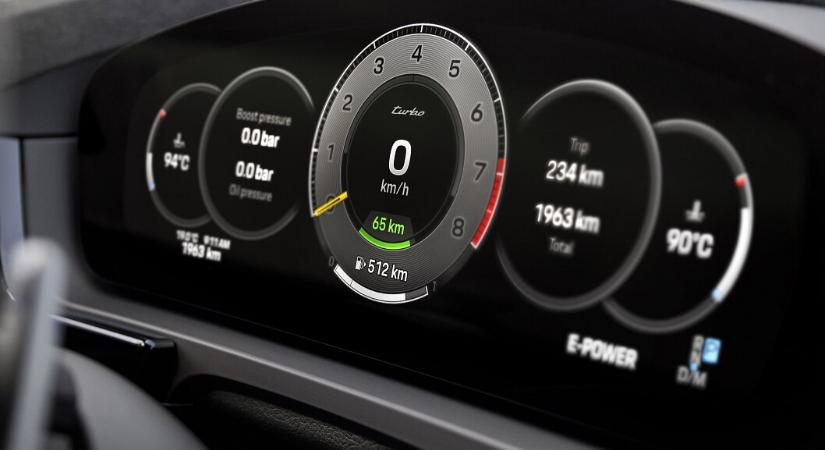 Botrány lett a cégvezető videójából, amin 260 km/órával száguld