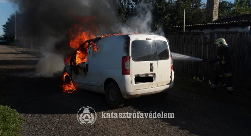 Felcsaptak a lángok Hajdúböszörményben: egy autó gyulladt ki