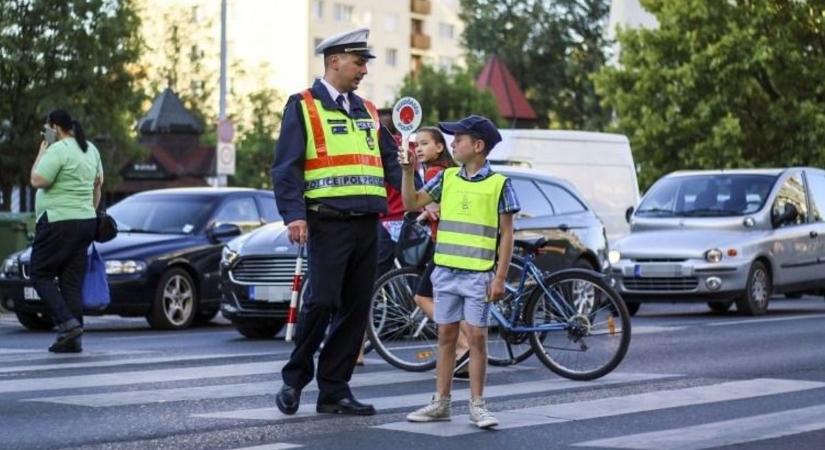 Így vigyázz a gyermekedre! A rendőrség tanácsai a tanév első napjára